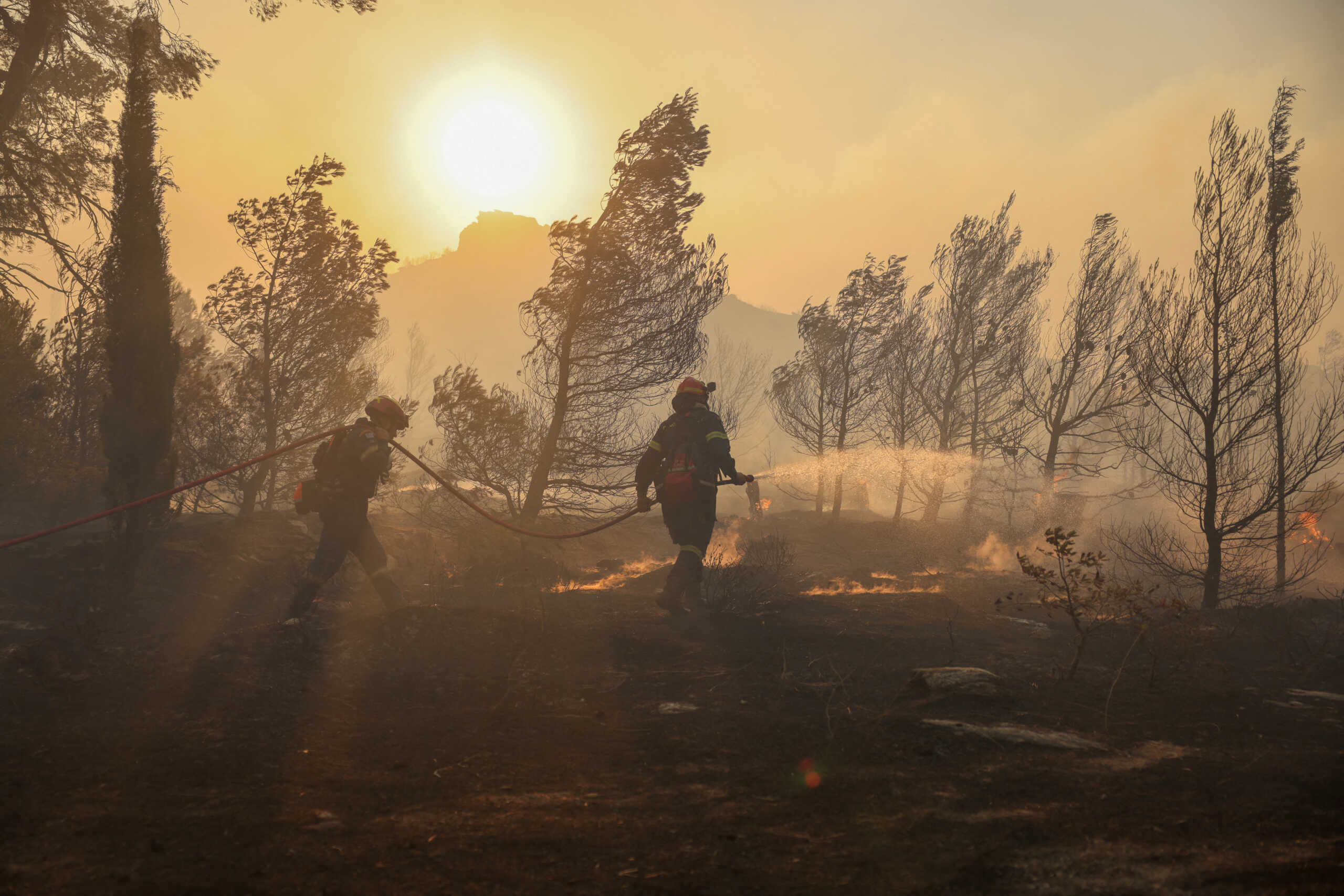 Φωτιά στην Αττική: Πώς η κλιματική κρίση προκαλεί ακραίες πυρκαγιές στην Ελλάδα – Ανάλυση από το Sky News