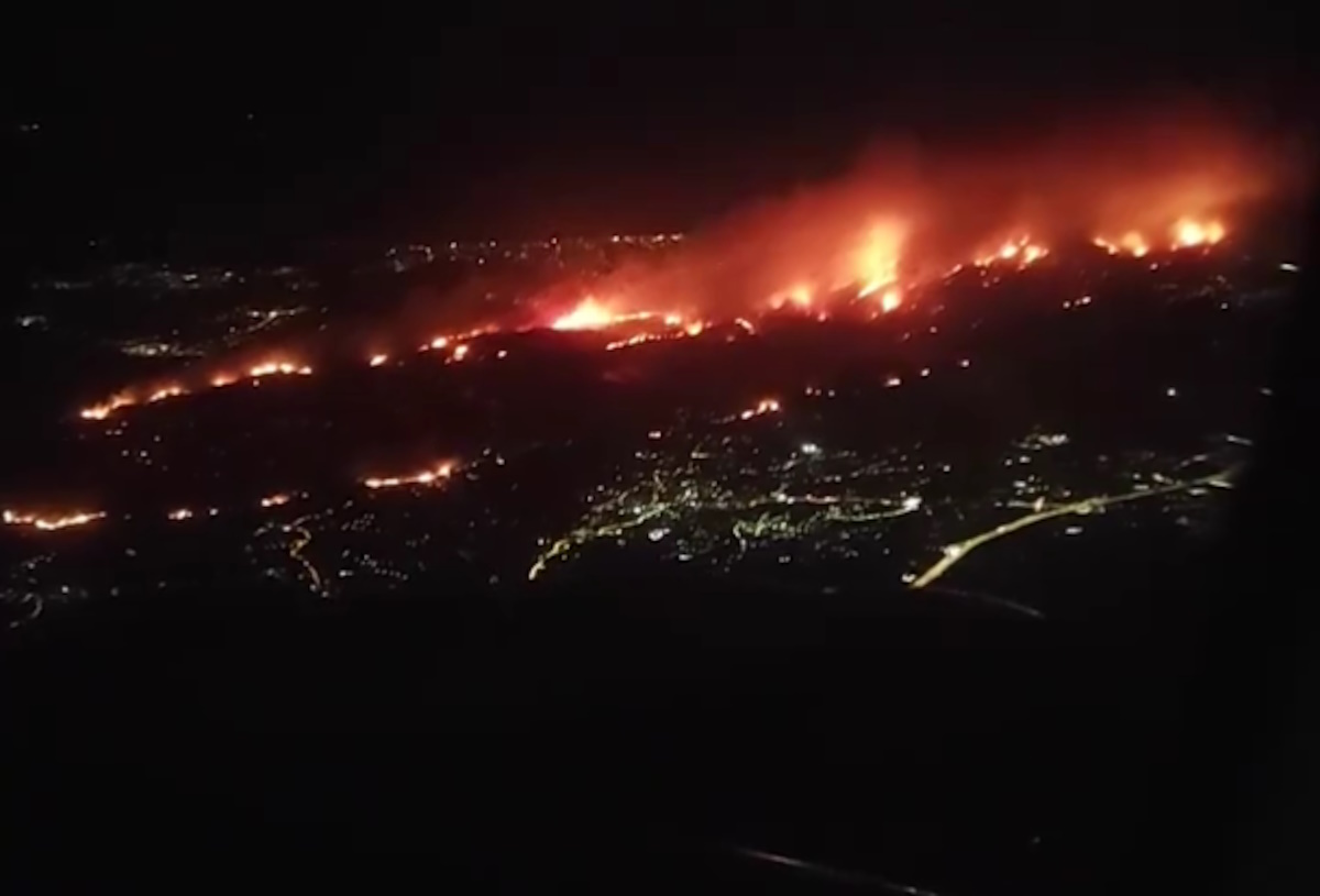 Φωτιά στην Αττική: Απόκοσμες εικόνες από αέρος – Βίντεο από επιβάτες αεροπλάνων