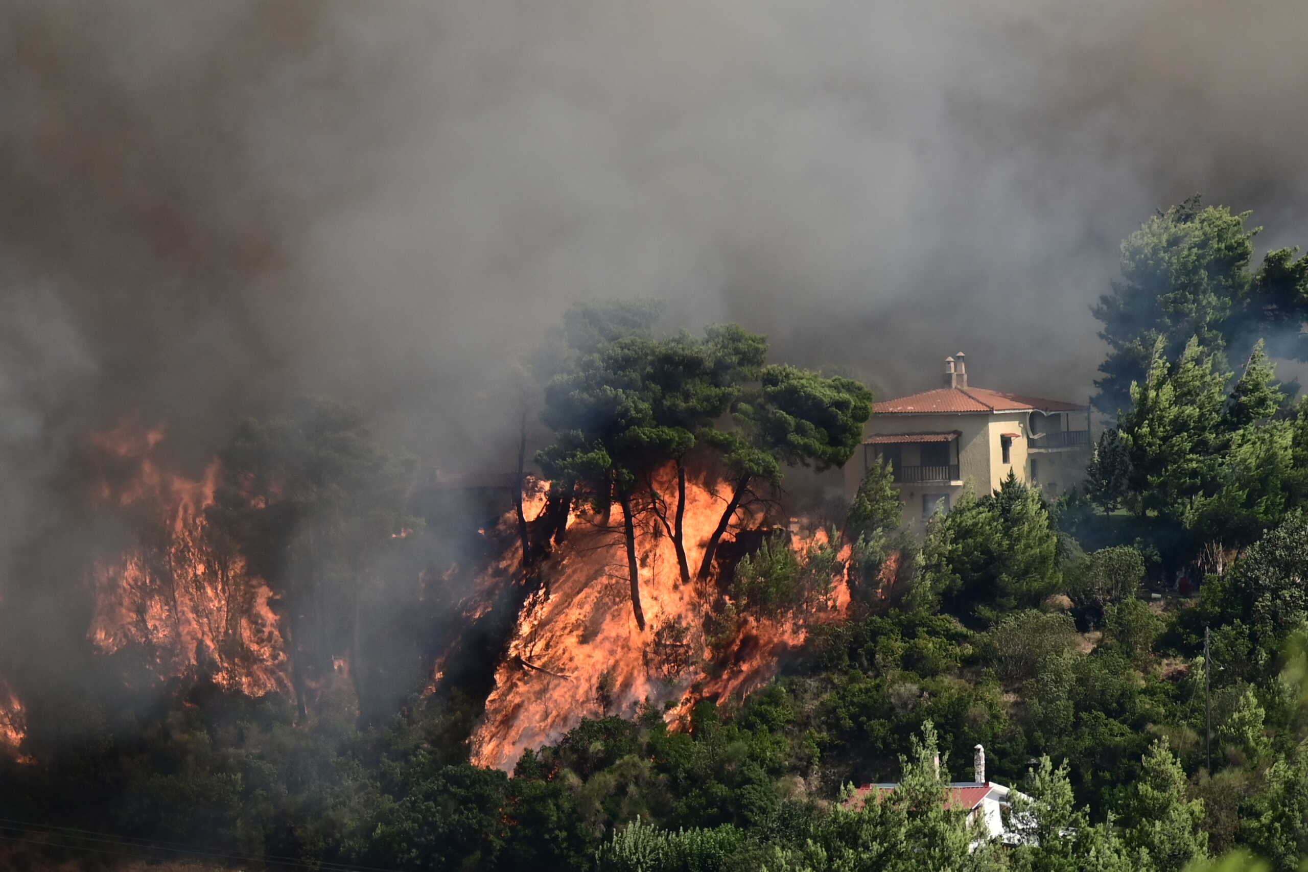 Φωτιά στον Βαρνάβα: Η στιγμή που οι φλόγες πλησίασαν τηλεοπτικό συνεργείο