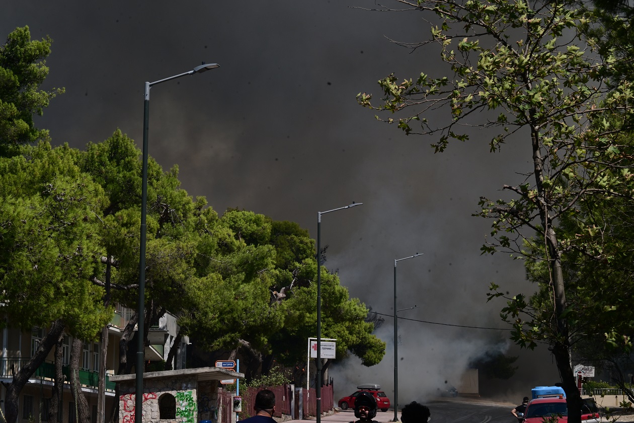 Φωτιά στην Αττική: Ολοκληρώθηκε η εκκένωση του νοσοκομείου «Αμαλία Φλέμινγκ» στα Μελίσσια