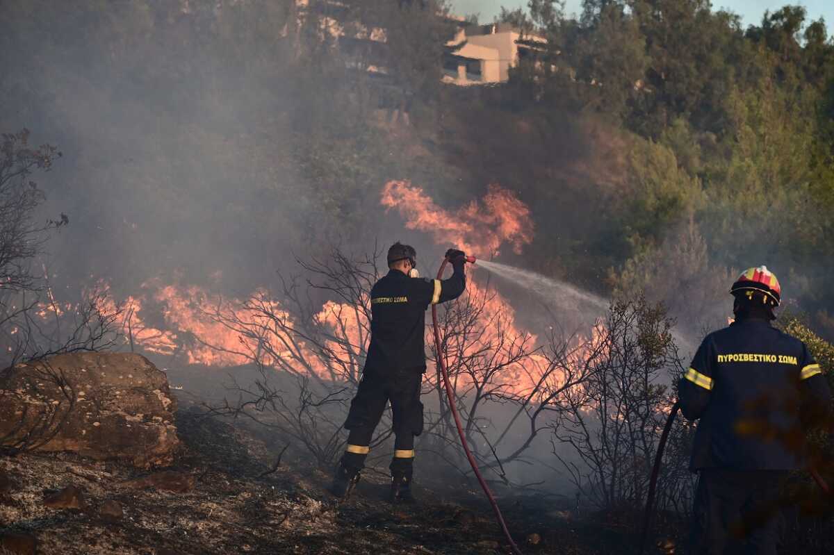 Φωτιά στην Αττική: Κάηκαν δυο πυροσβεστικά στο Νέο Βουτζά, με εγκαύματα ένας πυροσβέστης