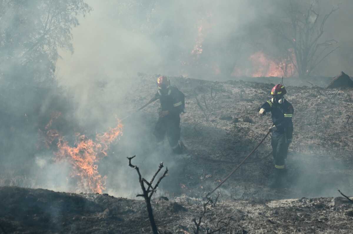 Φωτιά στην Αττική: Πέντε πυροσβέστες τραυματίστηκαν ελαφρά