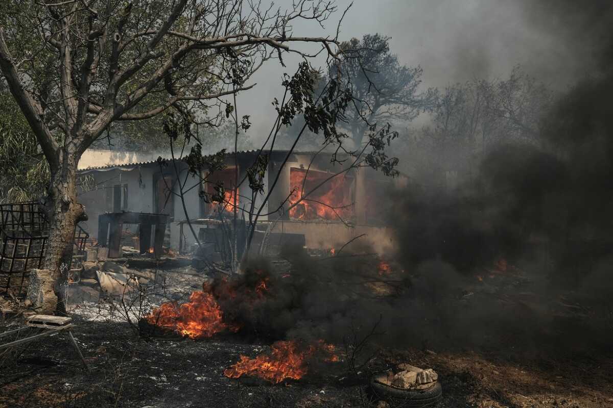 Φωτιά στην Αττική: Σε πύρινο κλοιό Νέα και Παλαιά Πεντέλη, καίγονται σπίτια στο Πάτημα Βριλησσίων, αναζωπυρώσεις σε Γραμματικό και Μαραθώνα