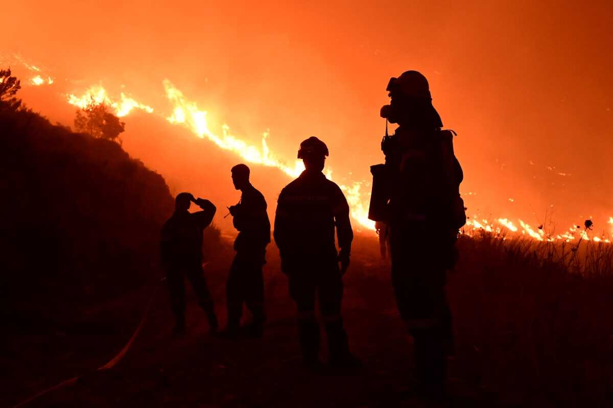 Φωτιά στην Αττική: Δίχως ενεργό μέτωπο άλλα με πολλές ενεργές εστίες σε Πεντέλη και λίμνη Μαραθώνα