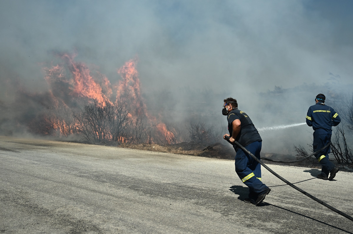 Πολύ υψηλός κίνδυνος για φωτιά αύριο σε 8 περιφέρειες: Άνεμοι ως 8 μποφόρ θα σαρώσουν τη χώρα