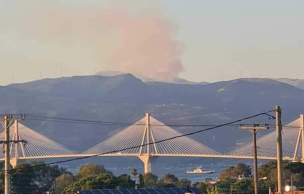 Φωτιά στη Ναύπακτο: Καίει δασική έκταση στον Παλαιόπυργο