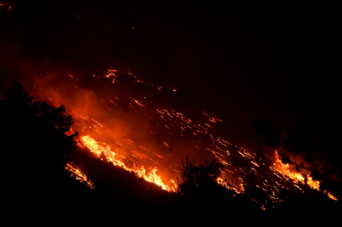 Φωτιά στην Βαρυμπόμπη, κινητοποιήθηκαν 45 πυροσβέστες