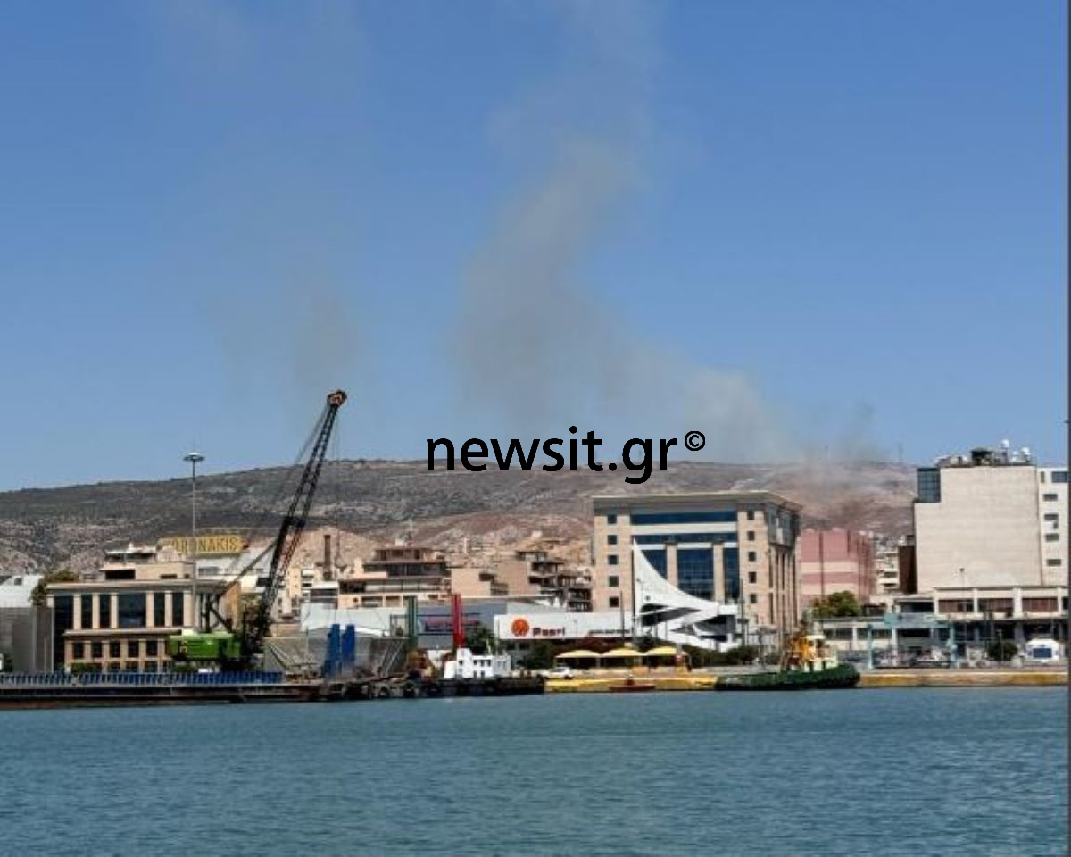 Φωτιά στο Σχιστό Κορυδαλλού – Ρίψεις νερού από 3 ελικόπτερα