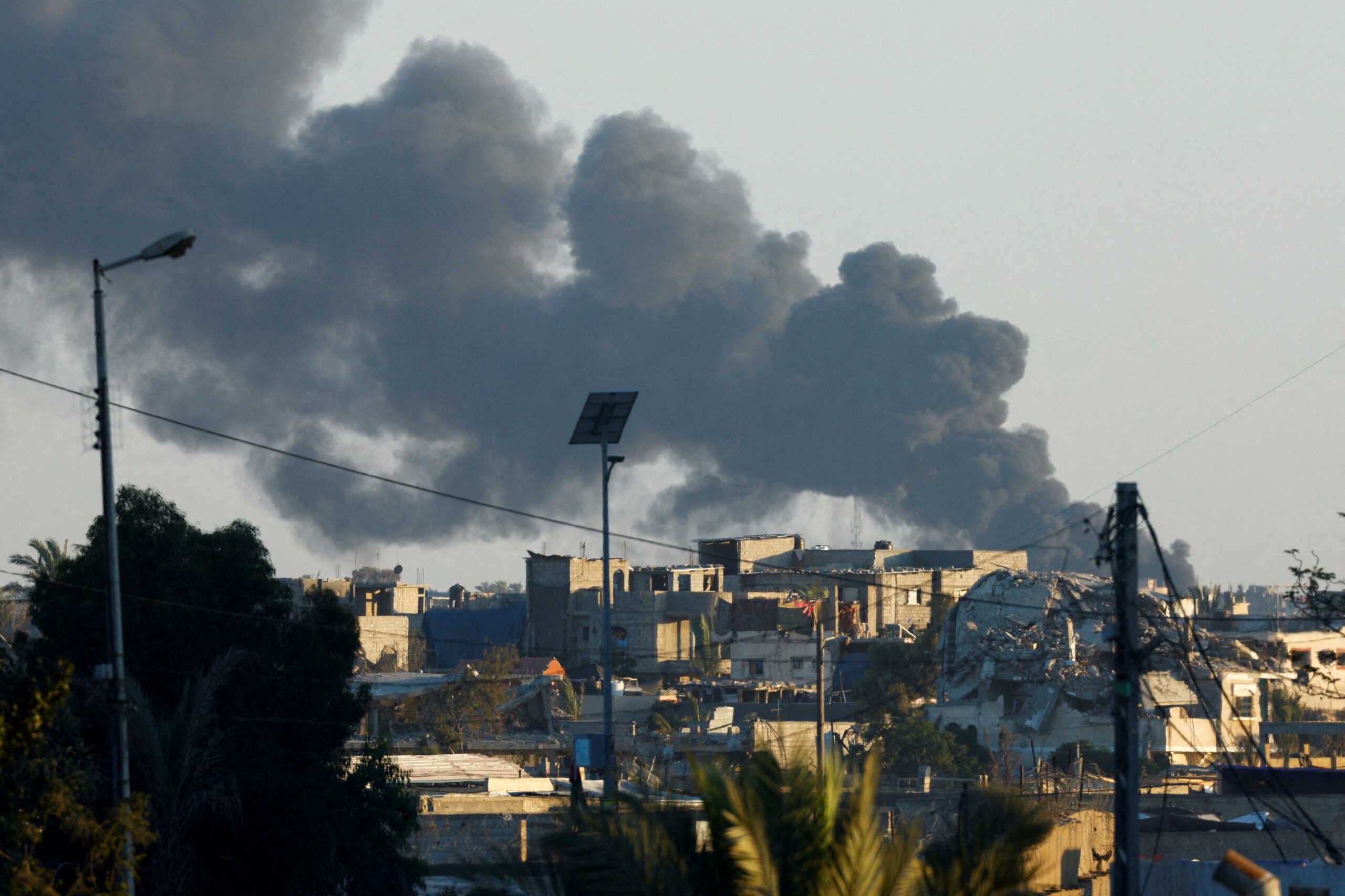 FILE PHOTO: Smoke rises from an Israeli air strike in Rafah as seen from Khan Younis, in the southern Gaza strip July 29, 2024. REUTERS