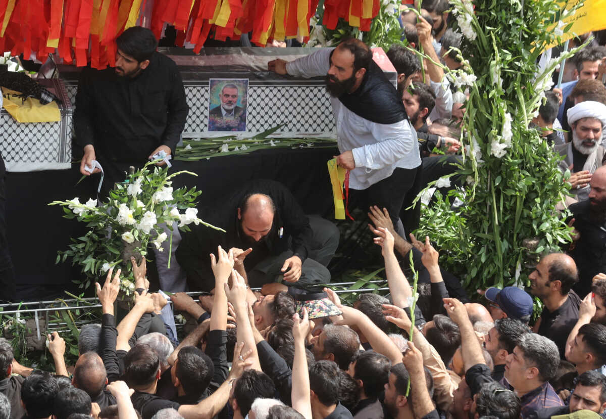 Ισμαήλ Χανίγια: Χιλιάδες κόσμου στην κηδεία του στην Τεχεράνη εν μέσω φόβων για γενικευμένη σύρραξη στη Μέση Ανατολή