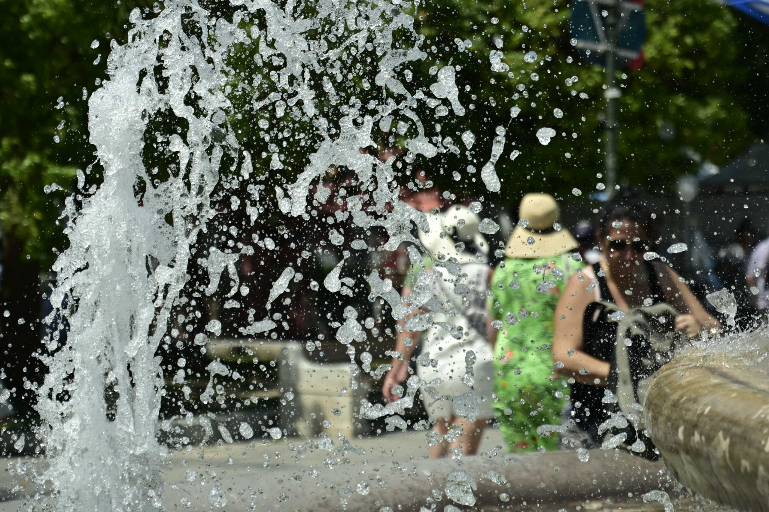 Καιρός: 40άρια ξανά σήμερα και αύριο – Πτώση της θερμοκρασίας, μελτέμια και βροχές από Κυριακή