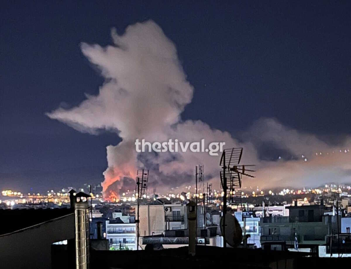 Φωτιά στη Θεσσαλονίκη: Οριοθετημένη η πυρκαγιά στο πρώην στρατόπεδο Καρατάσιου