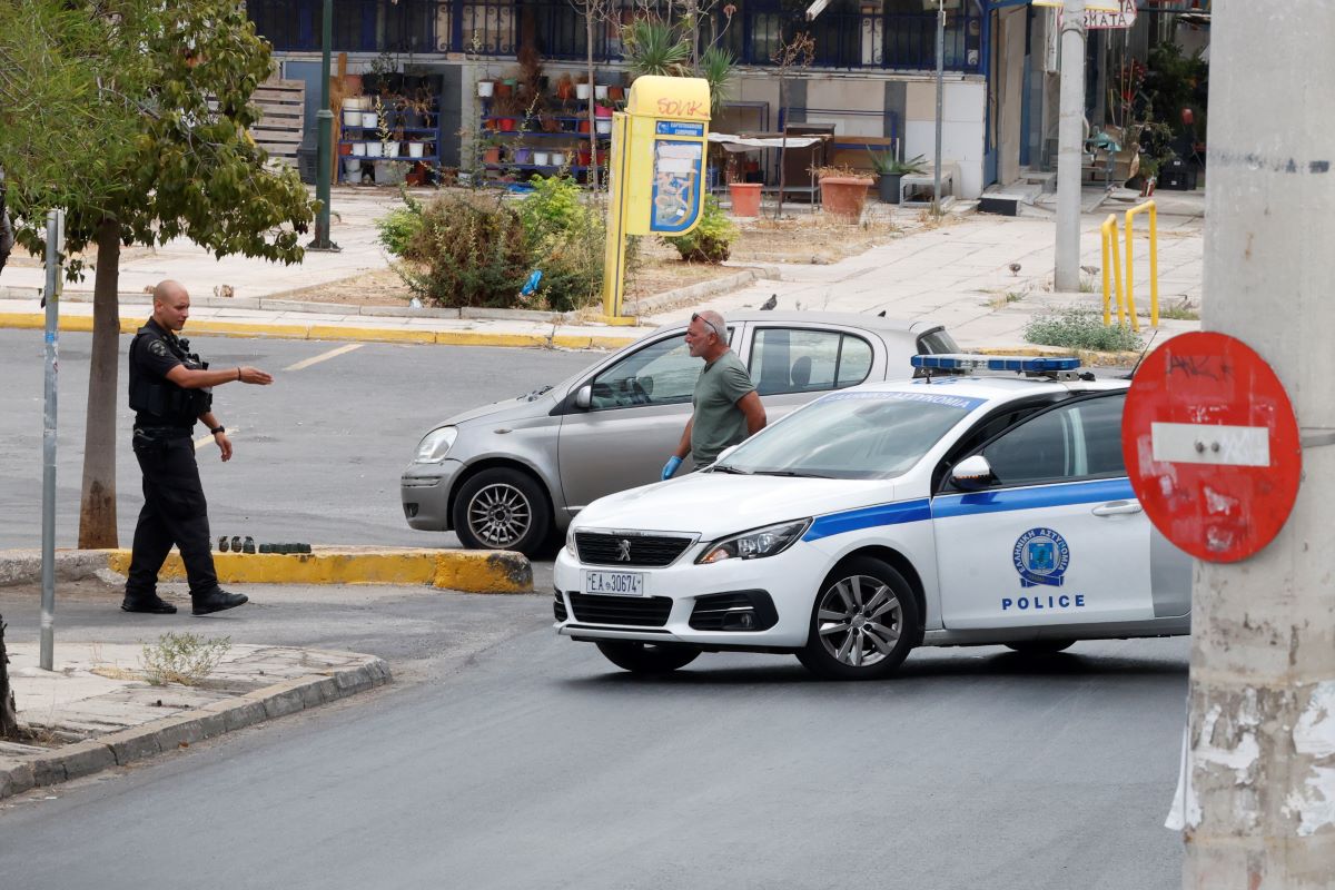 Κερατσίνι: Η στιγμή που οι αστυνομικοί βρίσκουν το τσαντάκι με τις χειροβομβίδες – Βίντεο ντοκουμέντο