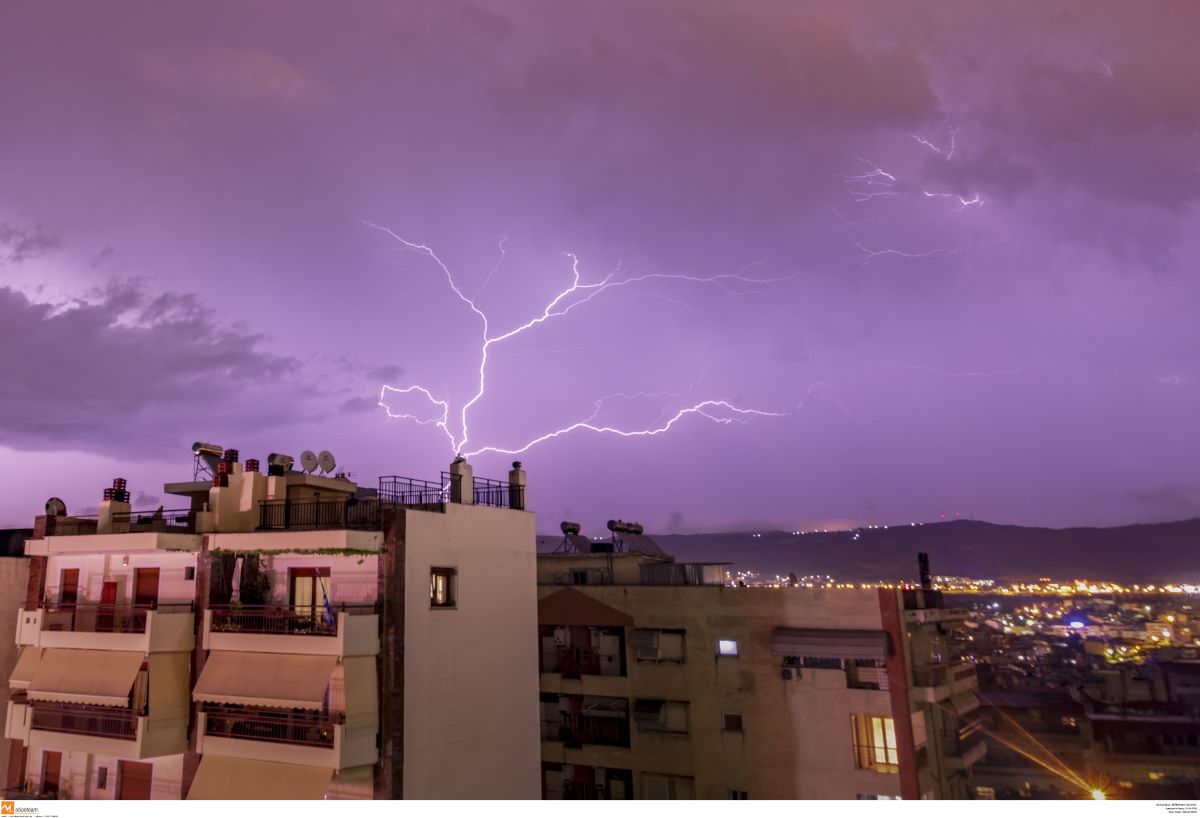 Καιρός: Σφοδρές καταιγίδες σε Σποράδες, Πελοπόννησο και Εύβοια – Έπεσαν σχεδόν 54.000 κεραυνοί