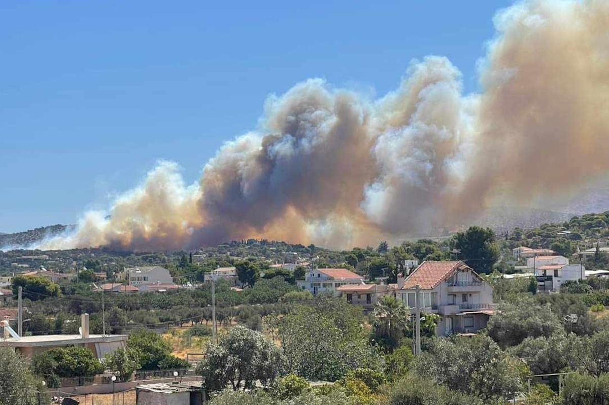 Φωτιά στην Αγία Μαρίνα Κορωπίου: Μήνυμα του 112 για εκκένωση τριών περιοχών