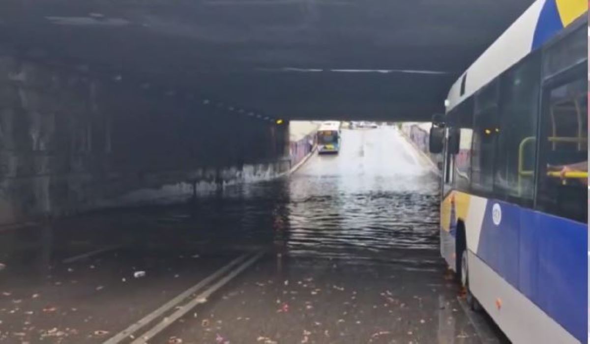 Κακοκαιρία: Λεωφορεία ακινητοποιήθηκαν σε πλημμυρισμένη υπόγεια διάβαση στην Καλλιθέα