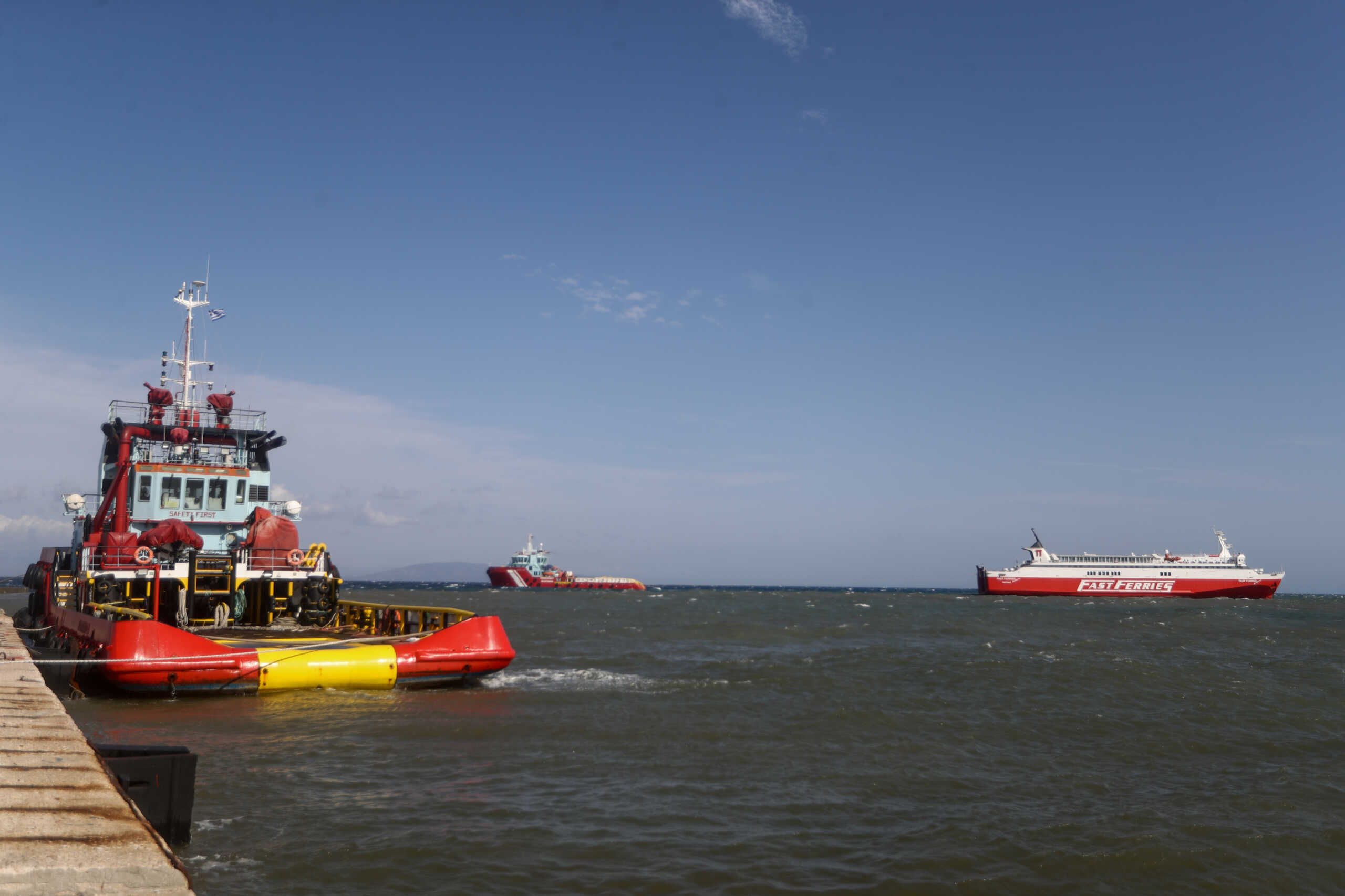 ΤΑΛΑΙΠΩΡΙΑ ΓΙΑ ΤΟΥΣ ΕΠΙΒΑΤΕΣ ΤΟΥ ΠΛΟΙΟΥ FAST FERRIES ANDROS ΠΟΥ ΠΕΡΙΜΕΝΕΙ ΣΤΟ ΑΓΚΥΡΟΒΟΛΙΟ ΕΞΩ ΑΠΟ ΤΟ ΛΙΜΑΝΙ ΤΗΣ ΡΑΦΗΝΑΣ. (ΘΑΝΑΣΗΣ ΔΗΜΟΠΟΥΛΟΣ