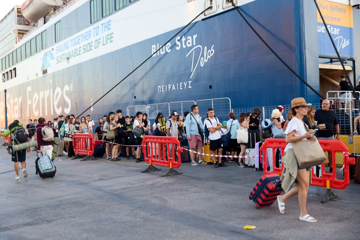 Πειραιάς: «Βουλιάζει» το λιμάνι από τους αδειούχους του Αυγούστου – Γεμάτα αναχωρούν τα πλοία