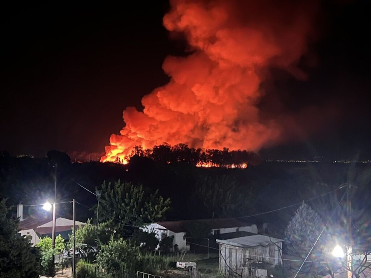 Μεγάλη φωτιά στο Μεσολόγγι: Μάχη για να μην επεκταθεί