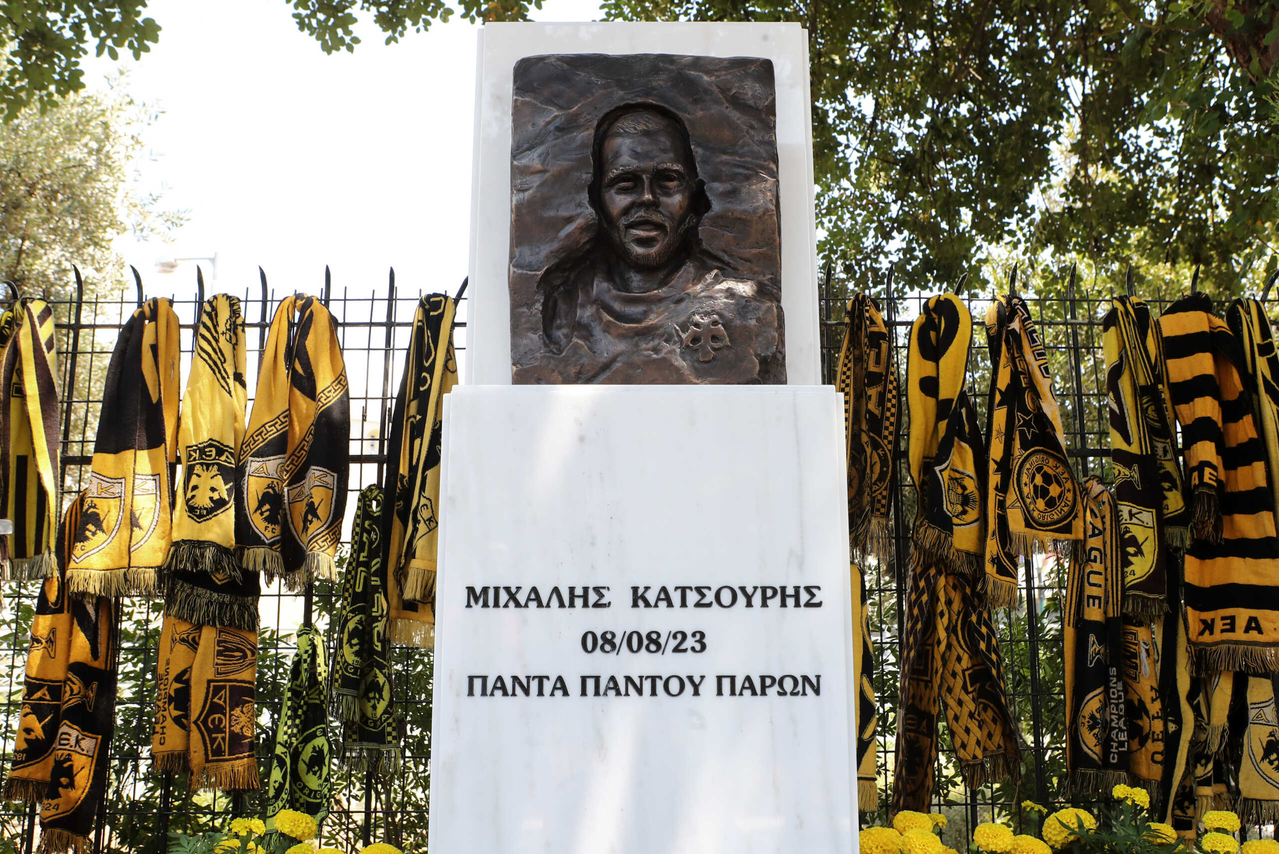 Μιχάλης Κατσούρης: Σε κλίμα συγκίνησης το ετήσιο μνημόσυνο του αδικοχαμένου φίλου της ΑΕΚ, έγιναν τα αποκαλυπτήρια του μνημείου του
