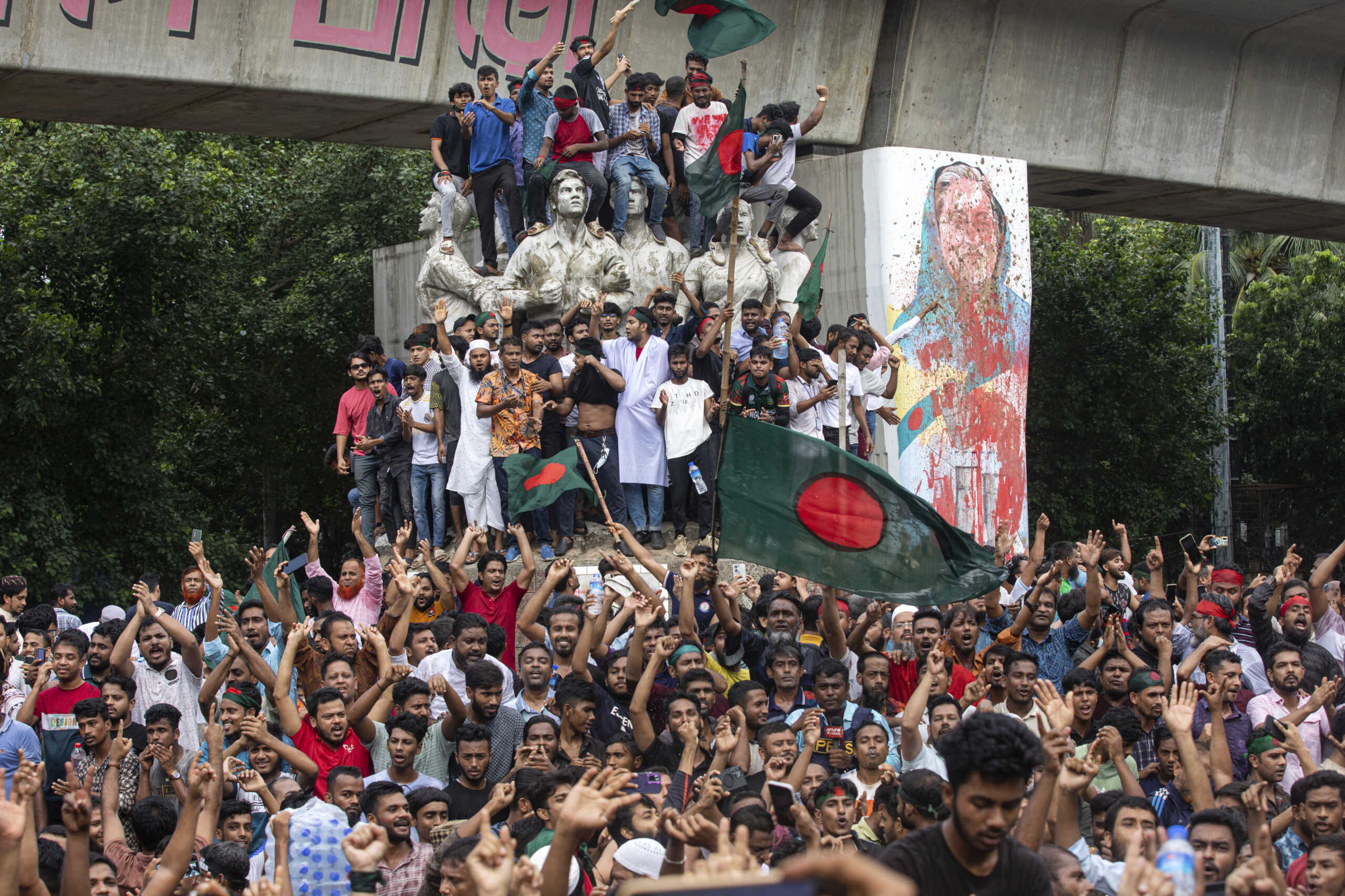 Μπανγκλαντές: Η πρωθυπουργός εγκατέλειψε τη χώρα με ελικόπτερο – Διαδηλωτές λεηλάτησαν το πρωθυπουργικό μέγαρο, 20 νεκροί