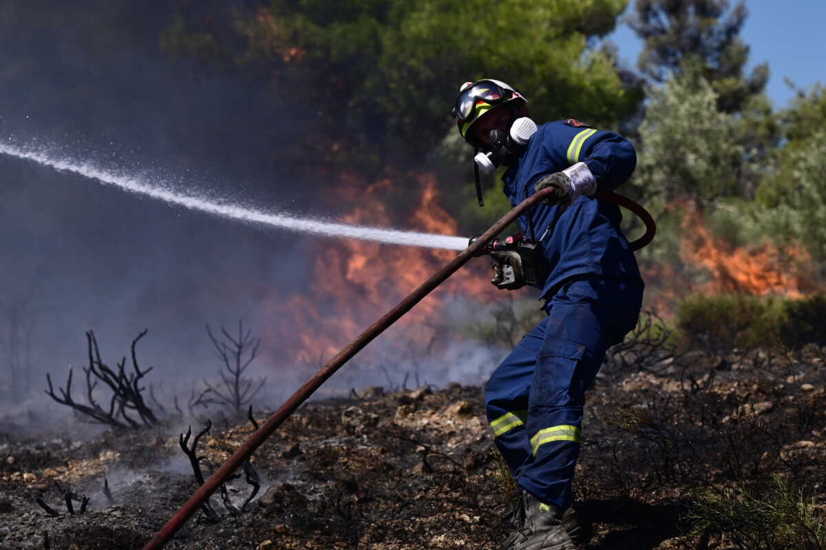 Φωτιά στους Φούρνους Ικαρίας – Μήνυμα του 112 στους κατοίκους να απομακρυνθούν από το Καμάρι