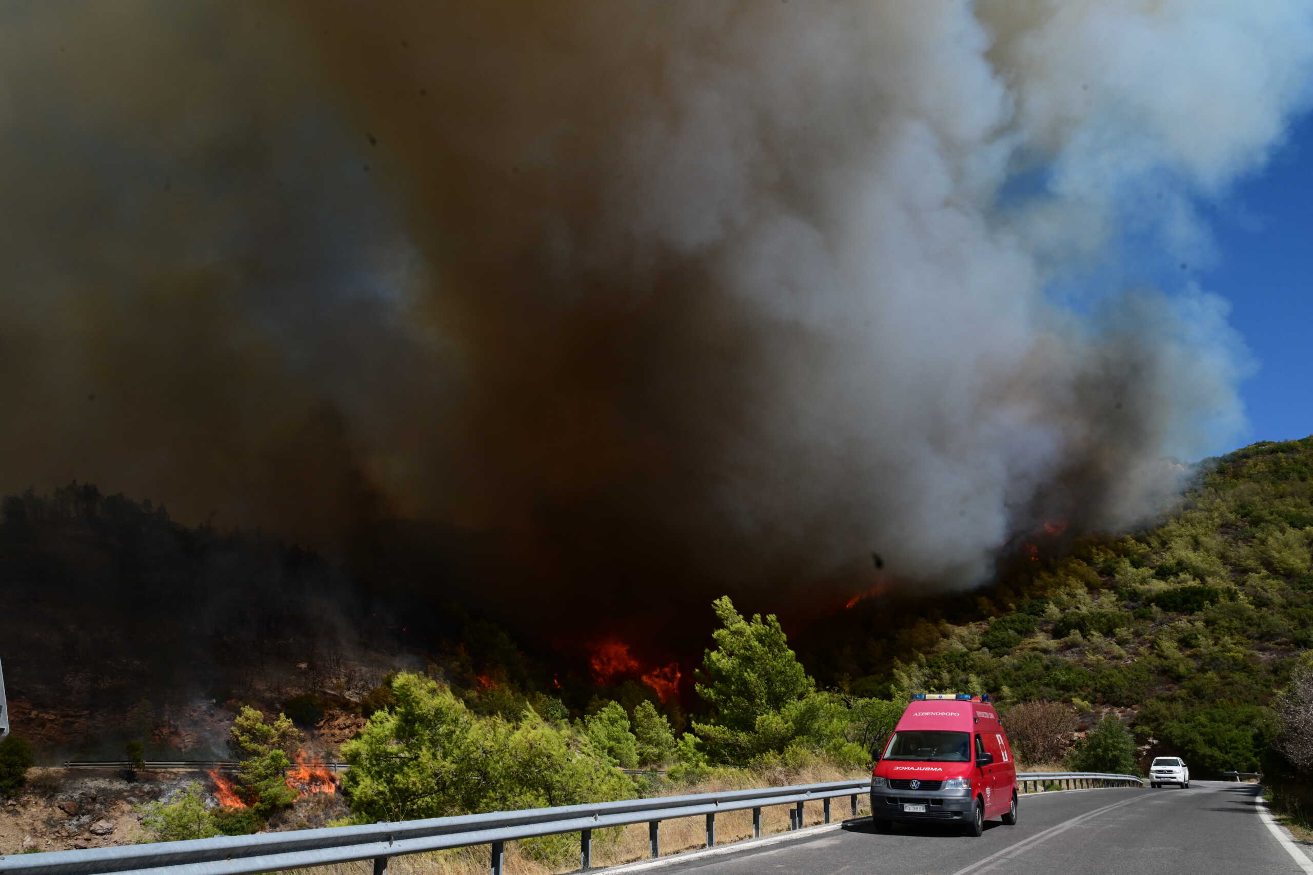 Φωτιά στην Αττική: Μάχη με τις φλόγες σε Πεντέλη, Ανατολή και Γραμματικό – Συνεχείς εκκενώσεις