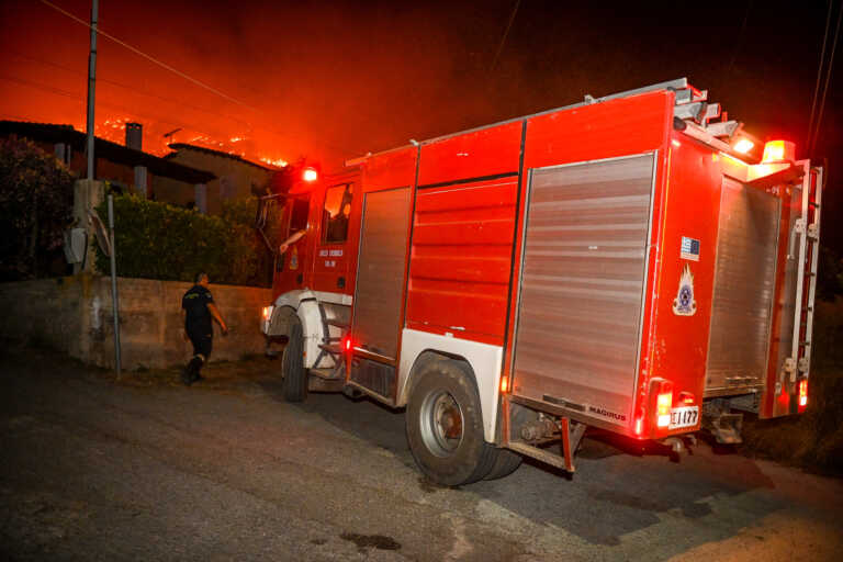 Μεγάλη φωτιά στον ΧΥΤΑ Καρπάθου, ήχησε το 112