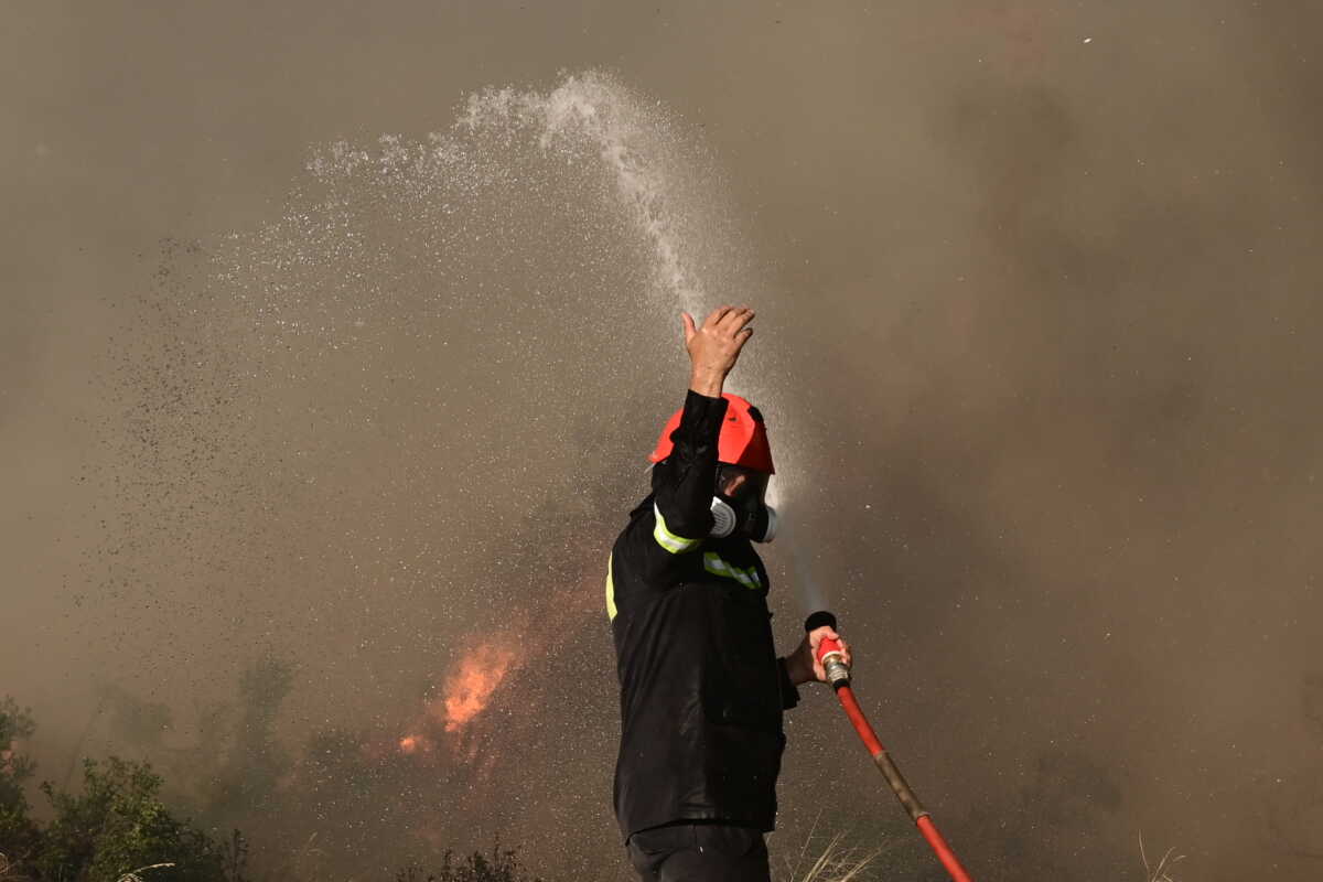 Φωτιά στην Αττική: Ήρωας πυροσβέστης έσωσε γυναίκα από το φλεγόμενο σπίτι της