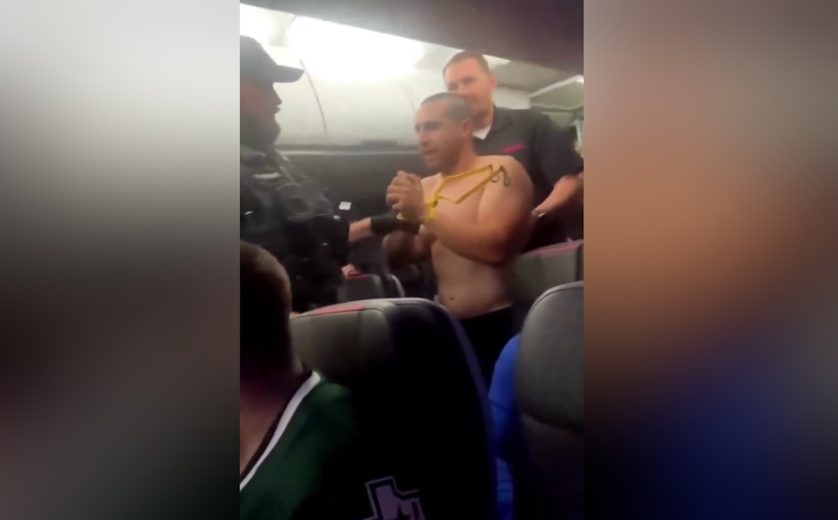 ΗΠΑ: 26χρονος προσπάθησε να ανοίξει την πόρτα αεροπλάνου και φώναζε πως δεν είναι τρελός