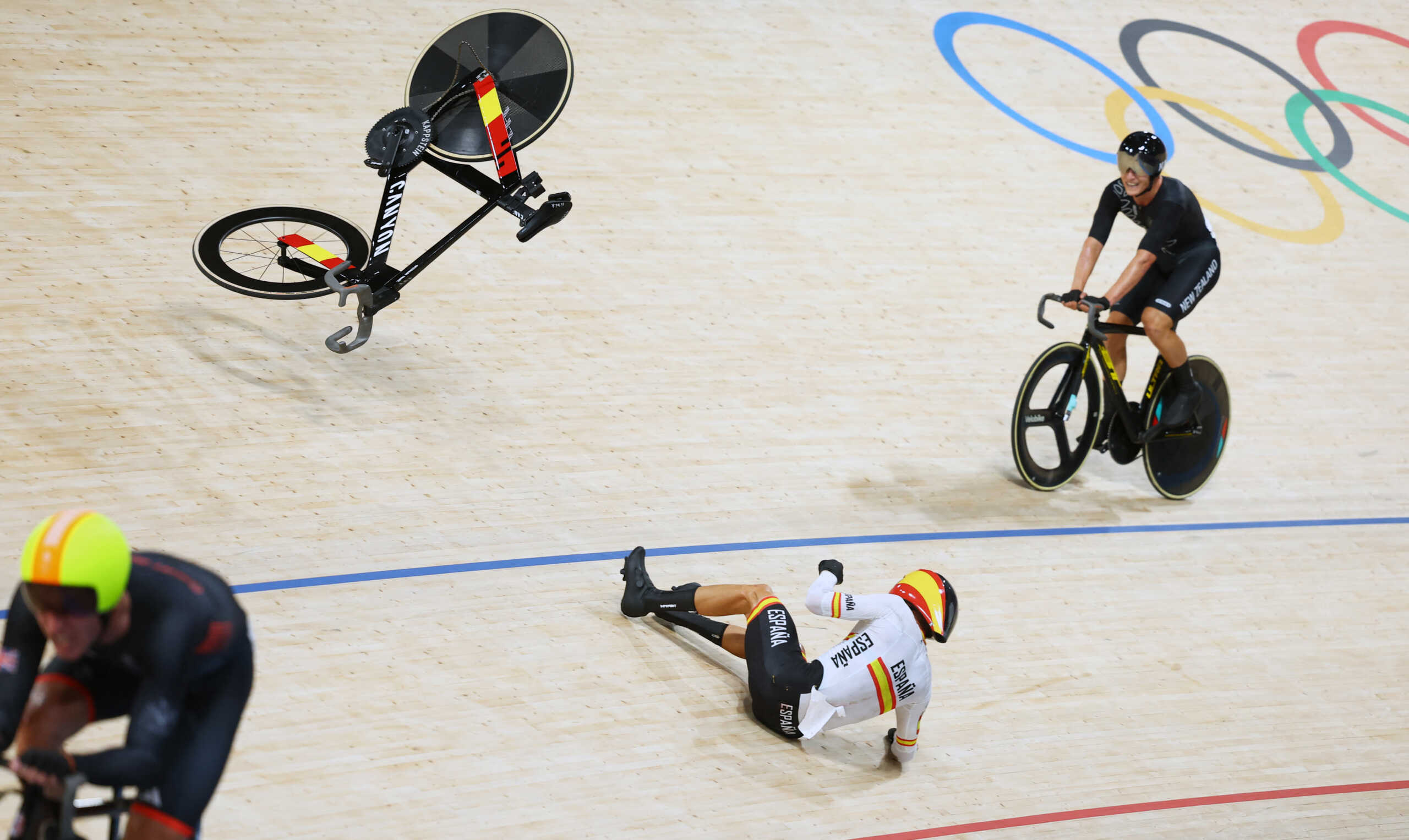 Paris 2024 Olympics - Track Cycling - Men's Madison, Final - Saint-Quentin-en-Yvelines Velodrome, Montigny-le-Bretonneux, France - August 10, 2024. Albert Torres Barcelo of Spain crashes. REUTERS