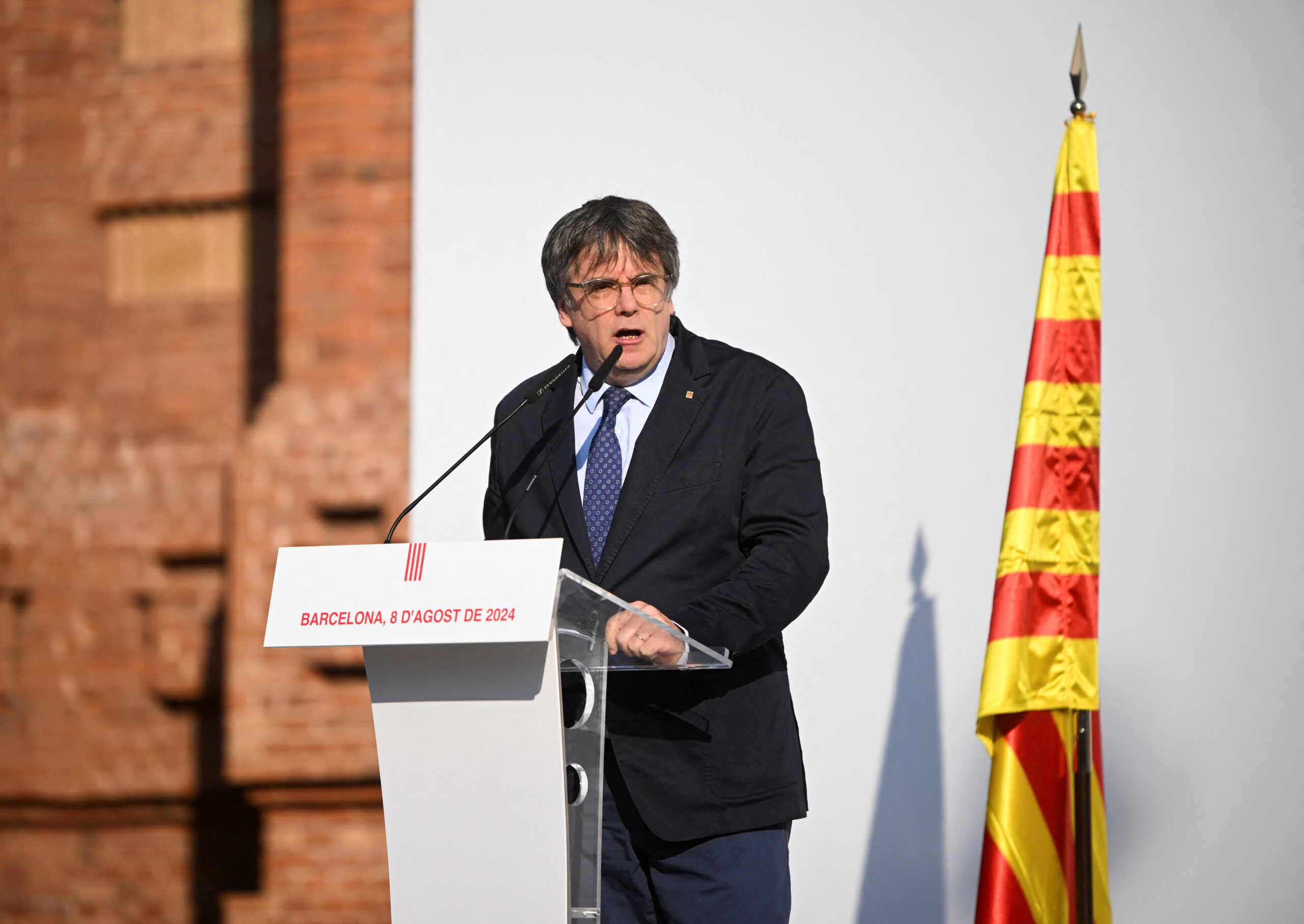 Catalan separatist leader Carles Puigdemont speaks on his return to Spain from seven years of self-imposed exile despite a pending warrant for his arrest, during a welcoming event organised by his party, Junts per Catalunya, at Arc de Triomf in Barcelona, Spain, August 8, 2024. REUTERS