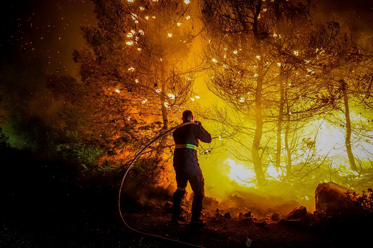 «Αντιπύρ»: Οι πυροσβέστες χρησιμοποίησαν τη φωτιά για να σβήσουν τις φλόγες στην Εύβοια