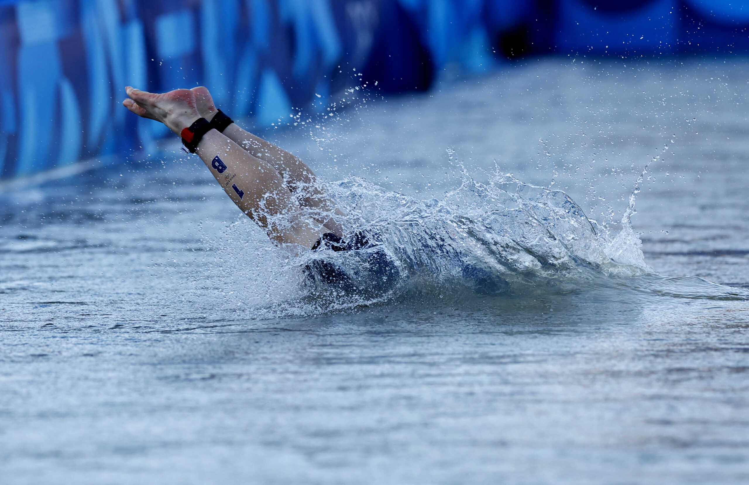 Paris 2024 Olympics - Triathlon - Mixed Relay - Paris, France - August 05, 2024. Georgia Taylor-Brown of Britain in action as she dives into the river Seine REUTERS