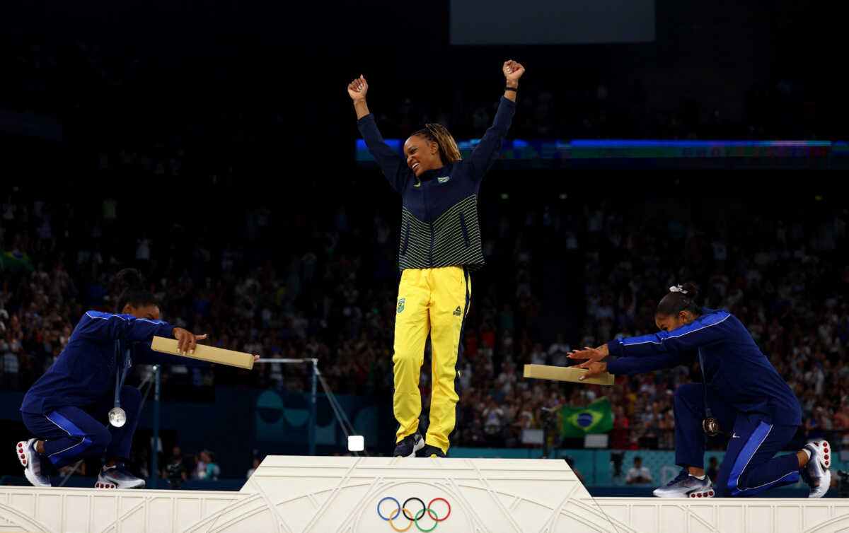 Σιμόν Μπάιλς και Τζόρνταν Τσάιλς υποκλίθηκαν στην Αντράντε για το πρώτο της χρυσό ολυμπιακό μετάλλιο