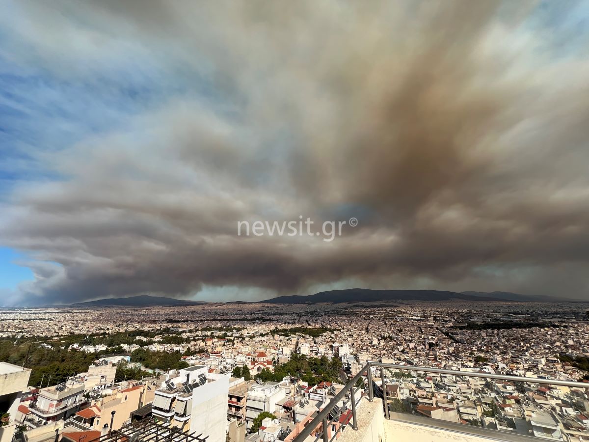 Φωτιά στο Βαρνάβα: Απόκοσμες εικόνες από τον πυκνό καπνό – Σκοτείνιασε ο ουρανός σε περιοχές της Αττικής και της Εύβοιας