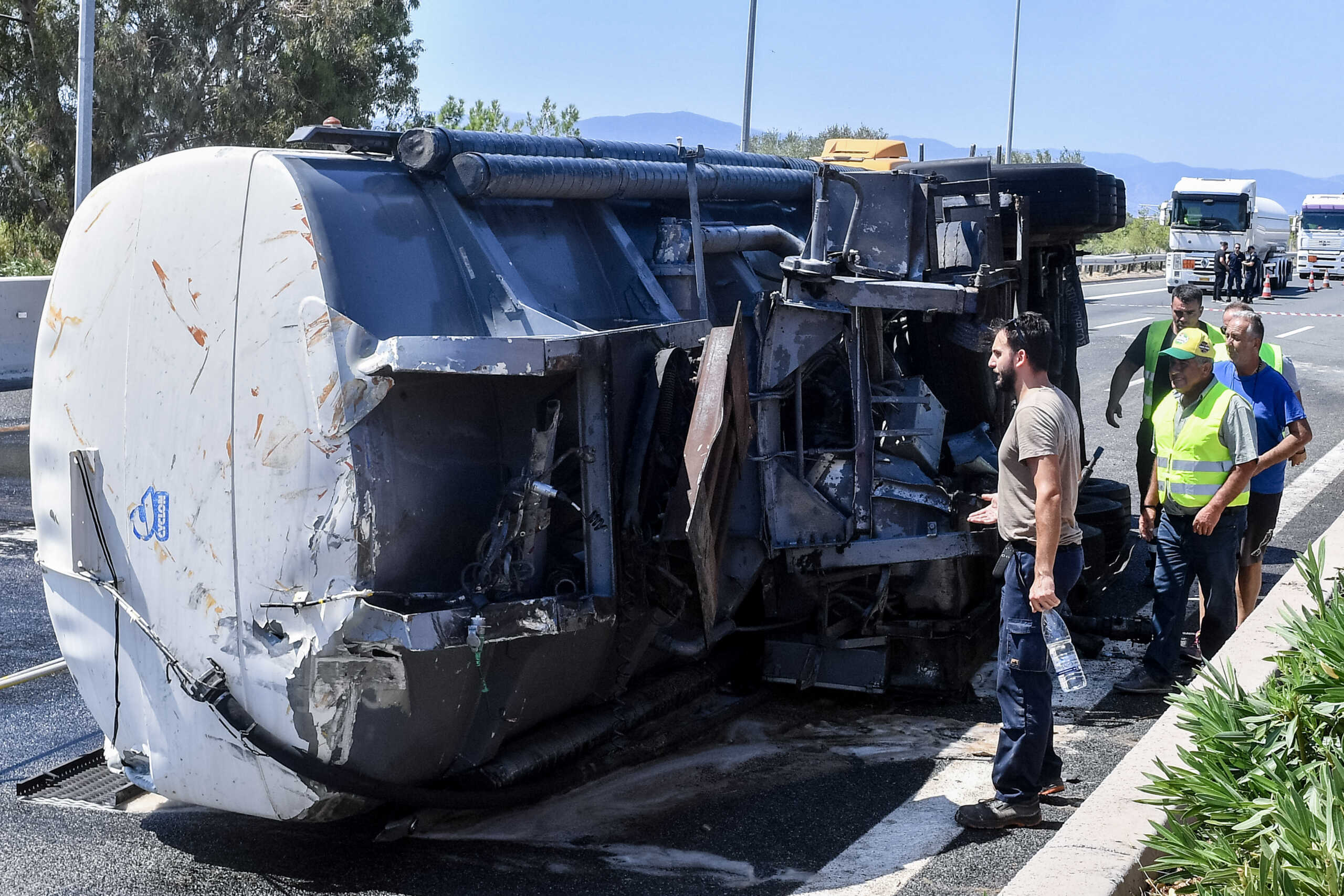 Πυρκαγιά σε φορτηγό βυτιοφόρο έπειτα απο ανατροπή στην Εθνική Οδό Αθηνών Κορίνθου στο ύψος της Κινέτας Παρασκευή 9 Αυγούστου 2024 (ΒΑΣΙΛΗΣ ΨΩΜΑΣ