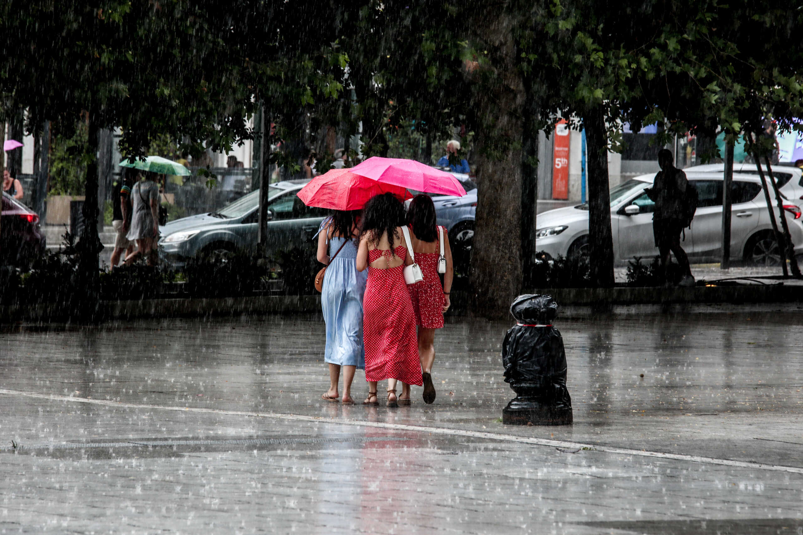 Με καταιγίδες τοπικά ισχυρές μπαίνει ο Σεπτέμβριος - Πού θα ανοίξουν οι ουρανοί, χιλιάδες κεραυνοί έκαναν τη νύχτα μέρα