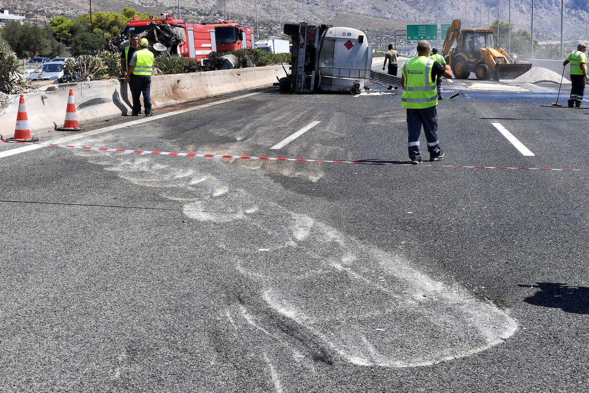 Αθηνών – Κορίνθου: Ανοίγει η δεξιά λωρίδα και η ΛΕΑ στο ρεύμα προς Αθήνα μετά τη φωτιά στο βυτιοφόρο