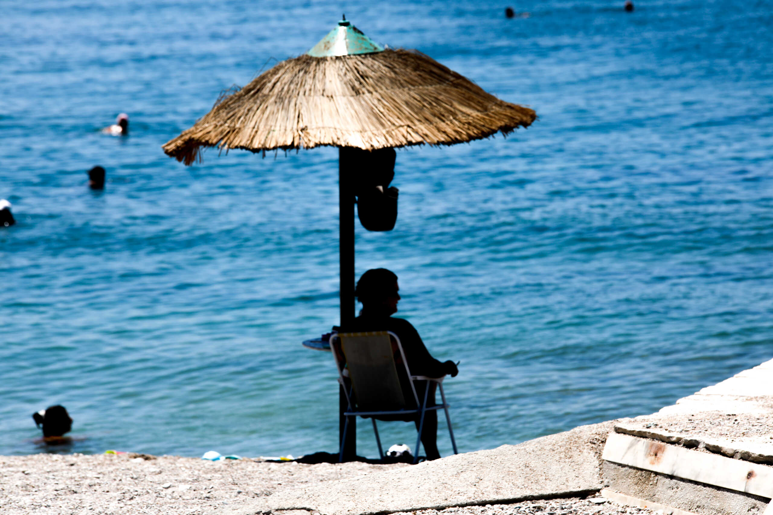 Υψηλές θερμοκρασίες, οδηγούν όσους βρίσκονται ακόμα στην πόλη της Αθήνας στις παραλίες για λίγη δροσιά. Παρασκευή 2 Αυγούστου 2024  (ΜΑΡΙΑΝΘΗ ΤΣΟΜΠΑΝΟΠΟΥΛΟΥ)