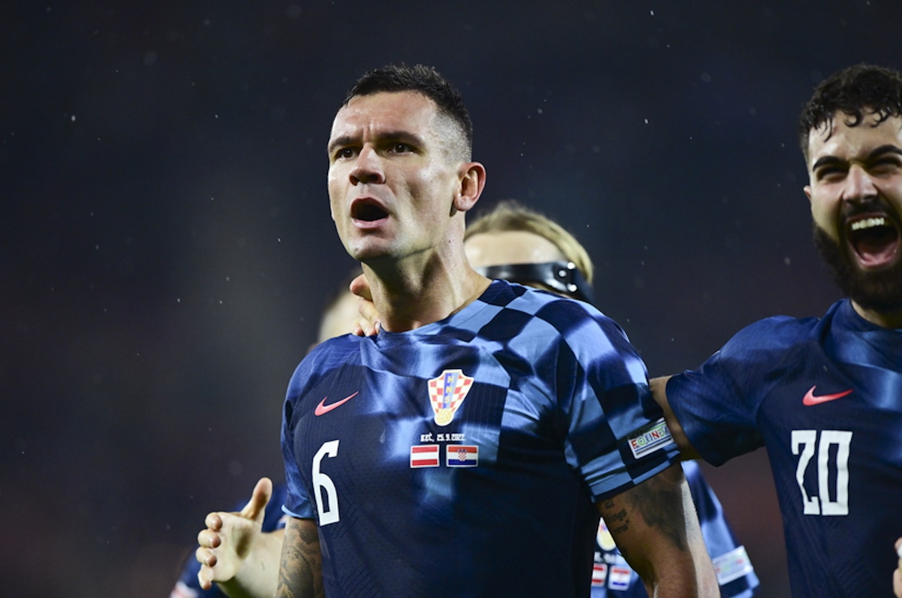 epa10206377 Dejan Lovren (L) of Croatia celebrates with teammate Josko Gvardiol (R) after scoring the 3-1 lead during the UEFA Nations League soccer match between Austria and Croatia in Vienna, Austria, 25 September 2022.  EPA