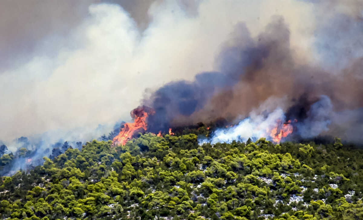 Μεγάλη φωτιά στην Εύβοια, στην περιοχή Αμφιθέα: Ζητήθηκαν εναέρια μέσα