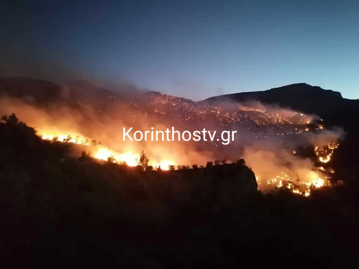 Ανεξέλεγκτη η μεγάλη φωτιά στο Ξυλόκαστρο – Εκκενώθηκαν χωριά, κάηκε όχημα της πυροσβεστικής