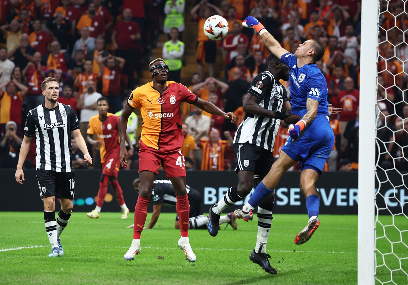 Soccer Football - Europa League - Galatasaray v PAOK - RAMS Park, Istanbul, Turkey - September 25, 2024 PAOK's Dominik Kotarski in action with Galatasaray's Victor Osimhen REUTERS