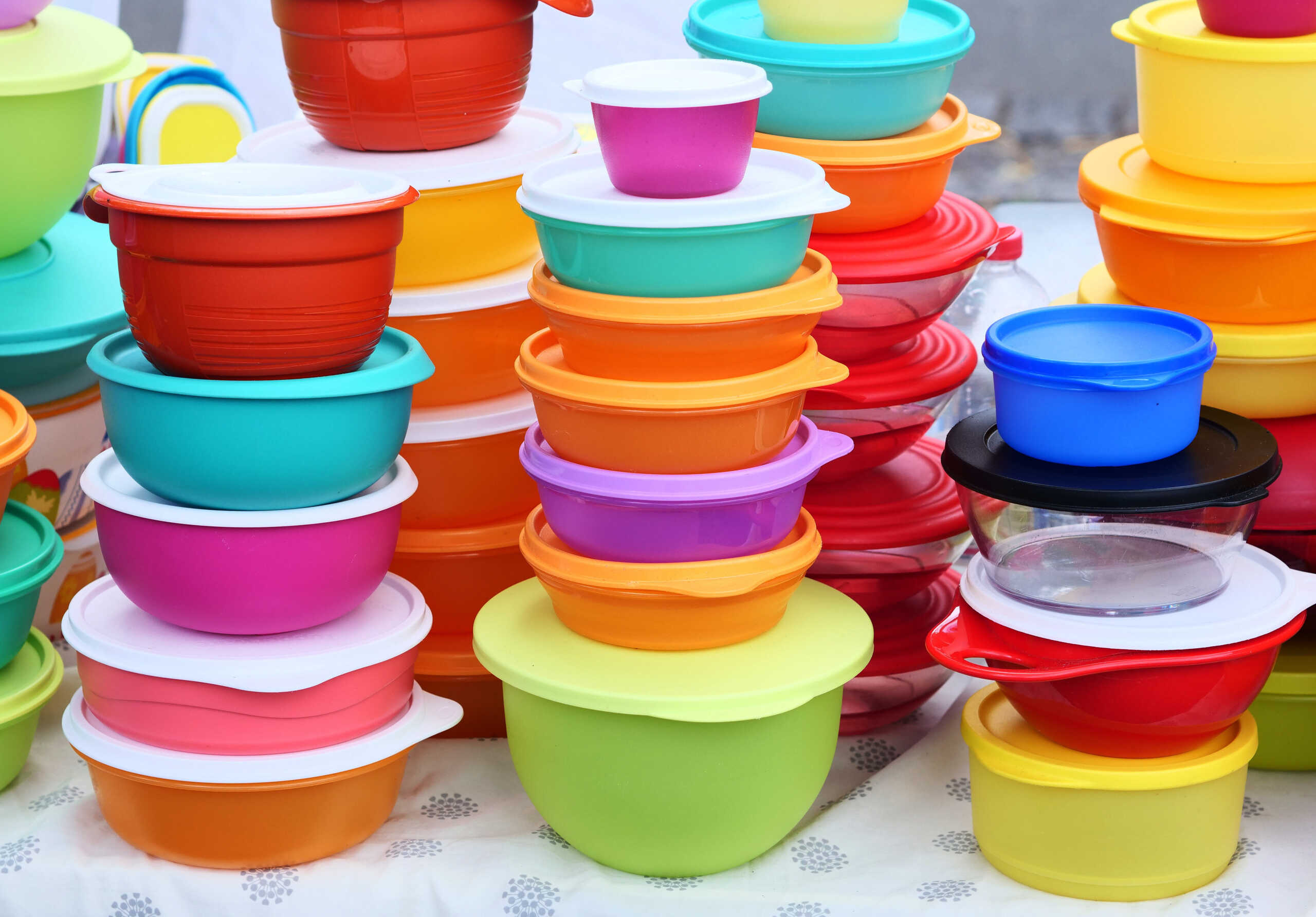 Tupperware: Κήρυξε τελικά πτώχευση η θρυλική εταιρεία τάπερ