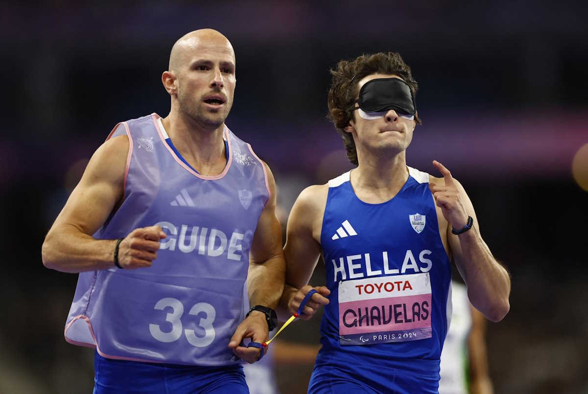 Paris 2024 Paralympics - Athletics - Men's 100m - T11 Semifinals - Stade de France, Saint-Denis, France - September 4, 2024 Athanasios Ghavelas of Greece with guide Ioannis Nyfantopoulos in action REUTERS