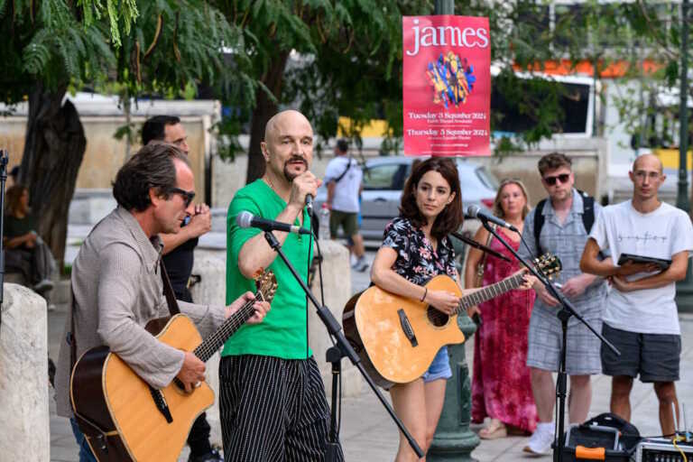 Έκπληξη με τους «James» στο Σύνταγμα - Φωτογραφίες της μίνι συναυλίας των Άγγλων ροκάδων