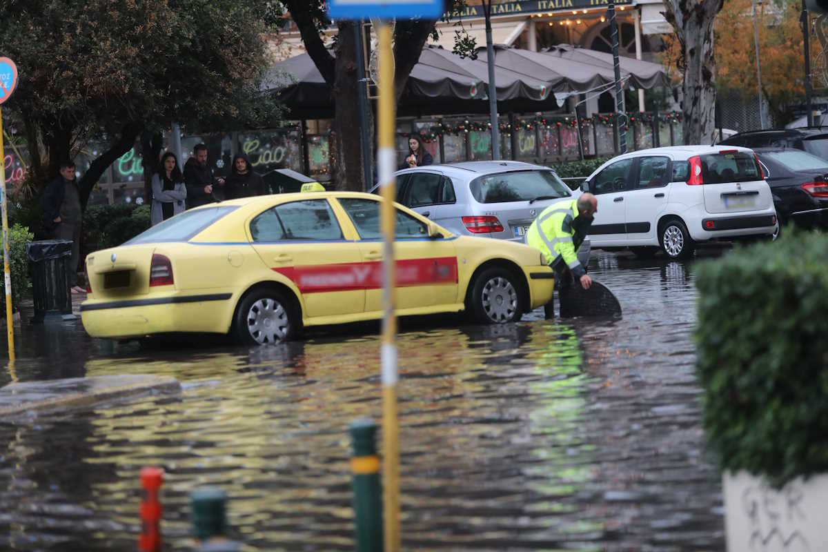 Καιρός σήμερα: Ισχυρές βροχές και καταιγίδες με βελτίωση από το βράδυ – Αναλυτική πρόγνωση