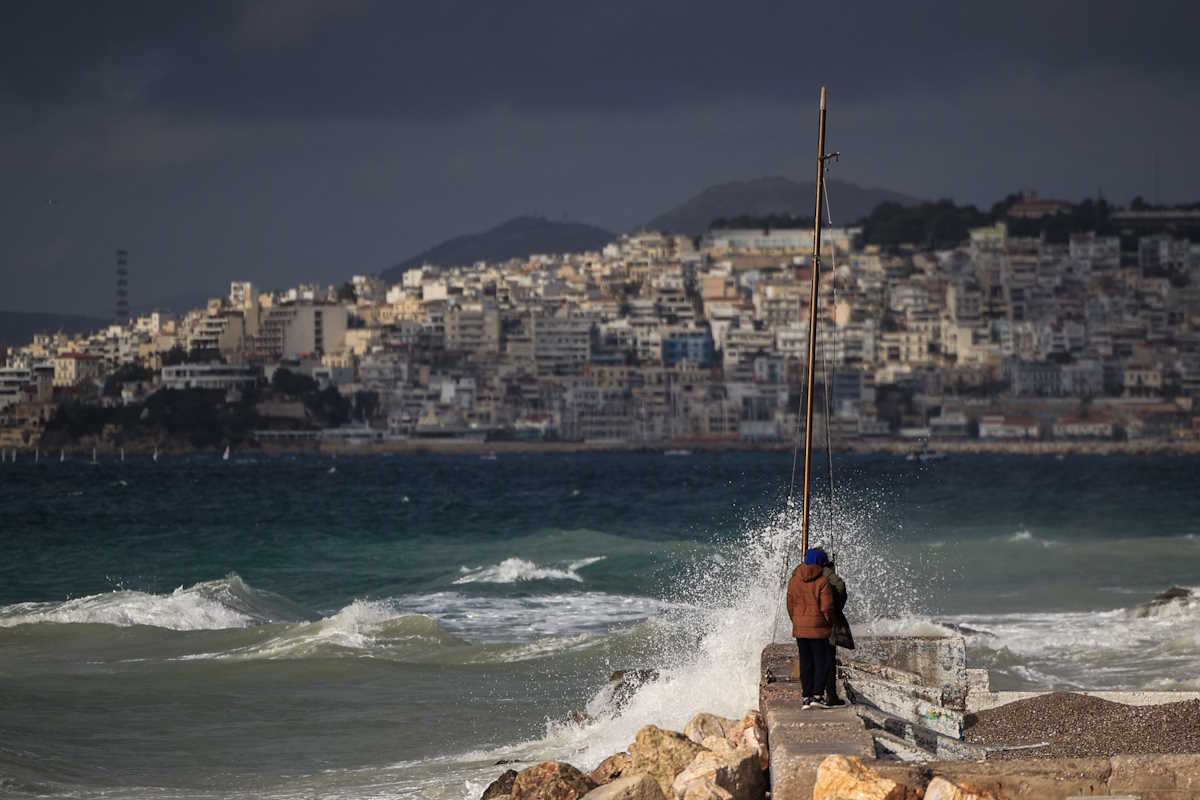 Καιρός σήμερα: Κατακόρυφη πτώση της θερμοκρασίας με βροχές, καταιγίδες και θυελλώδεις ανέμους