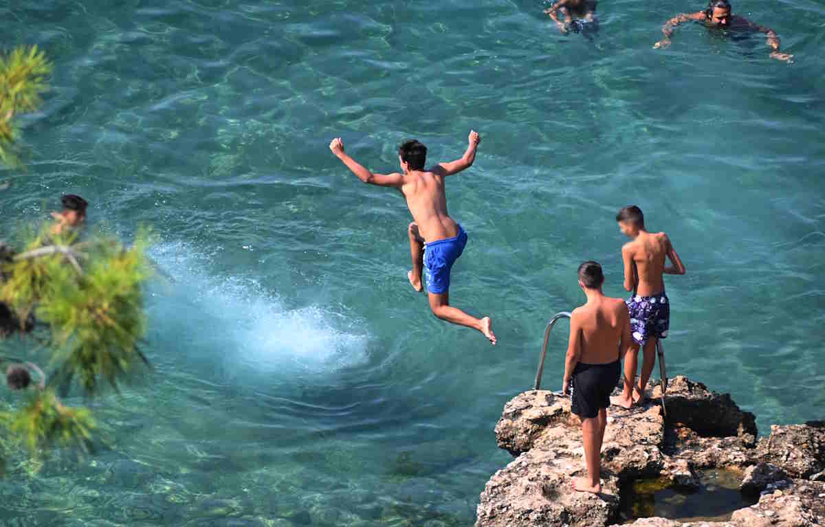 Καιρός αύριο: Ζέστη με θερμοκρασίες έως και 32 βαθμούς Κελσίου – Άνεμοι 5 μποφόρ στα πελάγη